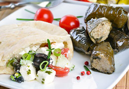 Griechisch Essen - Schafskäse in Fladenbrot und gefüllte Weinblätter