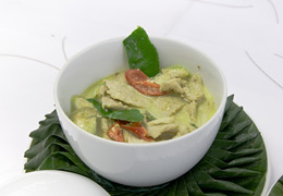Asiatisches Essen - Hühnerfleisch mit grünem Curry
