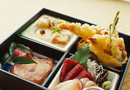 Japanisches Essen - Bentobox mit Garnelen