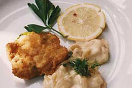 Typische österreichische Hauptspeise - Wiener Schnitzel mit Kartoffelsalat